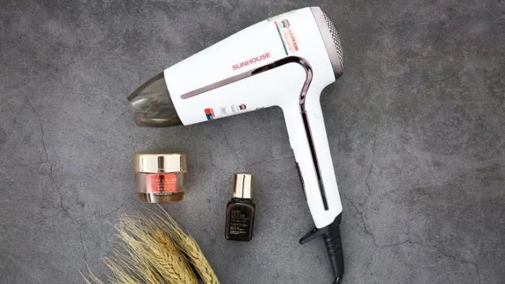 Máy sấy tóc 1500W Sunhouse SHD2308W có chế độ sấy mát phù hợp với tóc yếu, tóc mỏng
