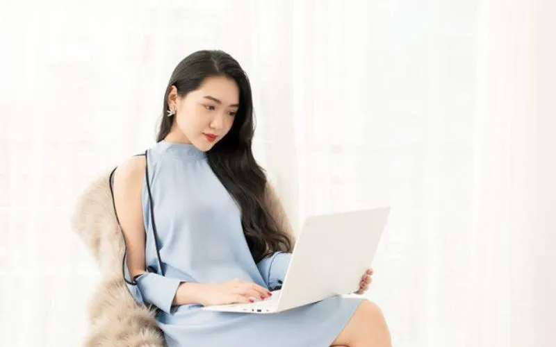 người phụ nữ hiện đại xinh đẹp thông minh