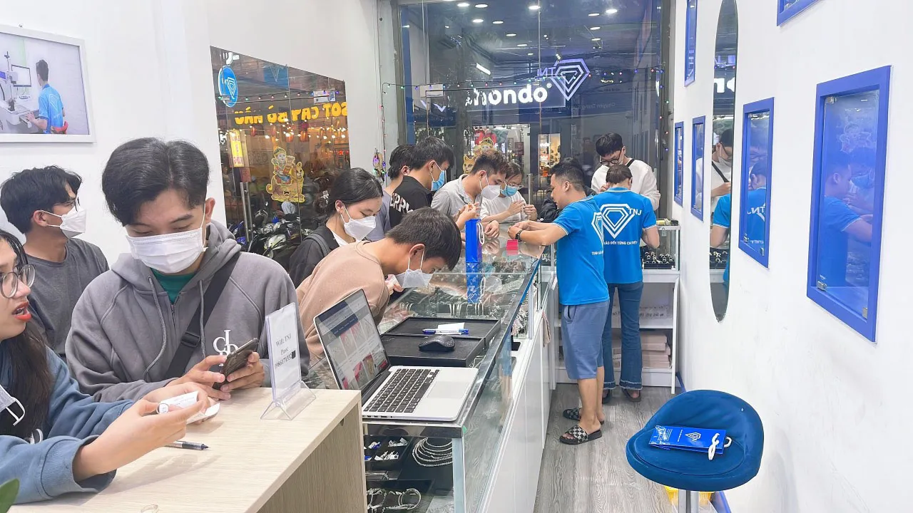 Nghệ nhân tỉ mỉ kiểm tra từng viên đá trước khi đính vào khung bạc