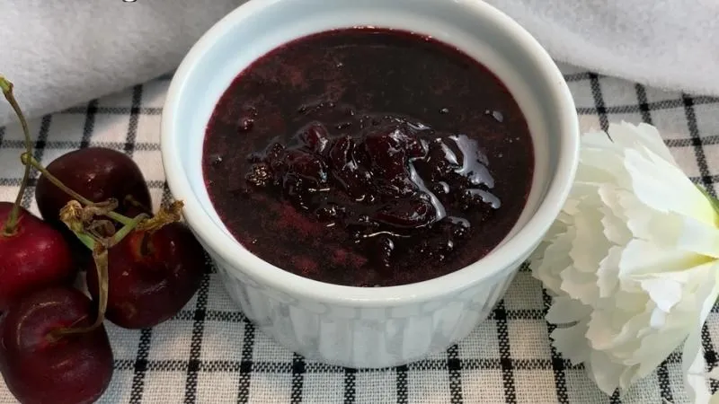 Mứt cherry đỏ mọng trang trí bánh kem