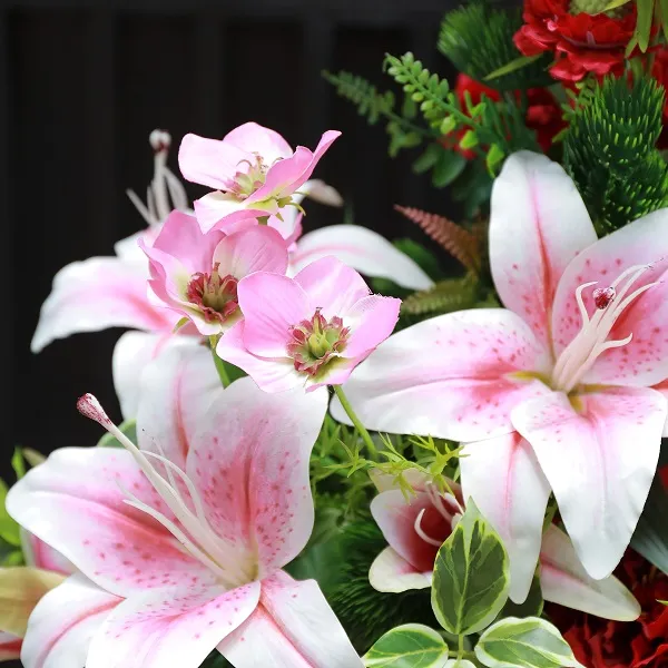 Lẵng hoa lan hồ điệp trắng kết hợp cúc vàng, thiết kế thanh lịch cho lễ mừng thọ