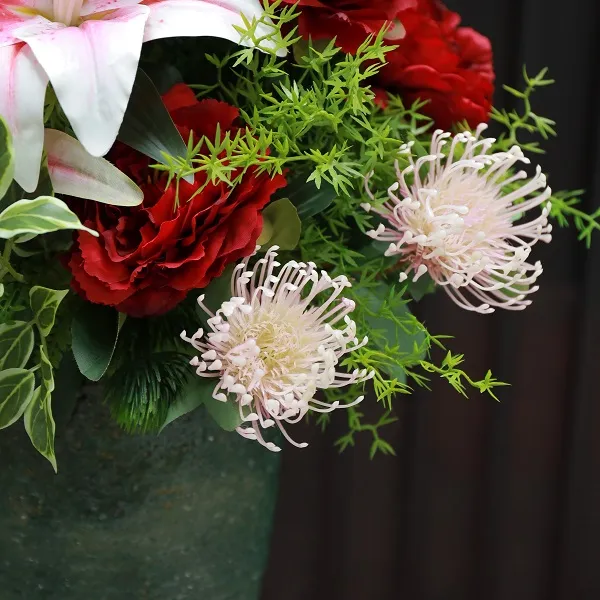 Giỏ hoa cúc vàng và hồng cam, phối hợp hài hòa cho lễ mừng thọ