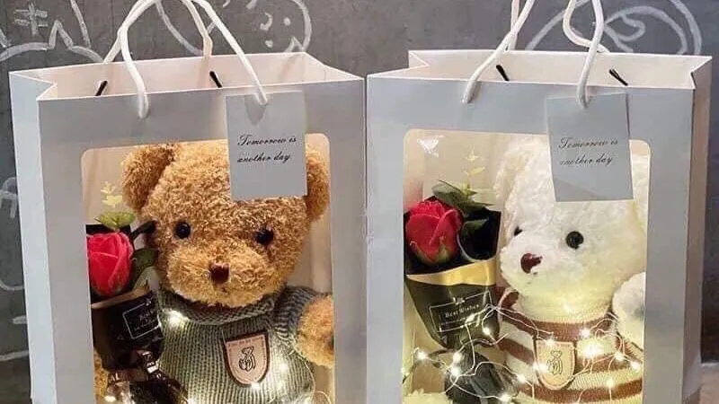 Set gấu bông và hoa sáp là món quà sinh nhật cho em gái tuyệt vời