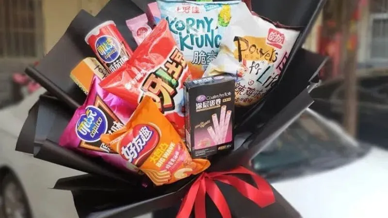 Bó hoa đồ ăn vặt là món quà độc lạ tặng sinh nhật em gái