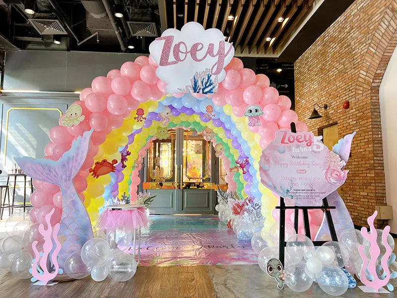 Mẫu cổng bóng nghệ thuật tạo điểm nhấn cho sảnh tiệc