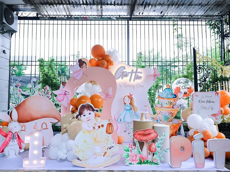 Không gian tiệc sinh nhật được trang hoàng chuyên nghiệp và ấm cúng