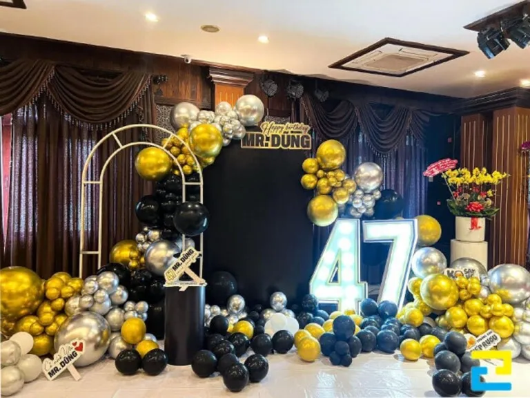 Không gian trang trí cần sự phối hợp hài hòa giữa hoa tươi, ánh sáng và các phụ kiện hiện đại