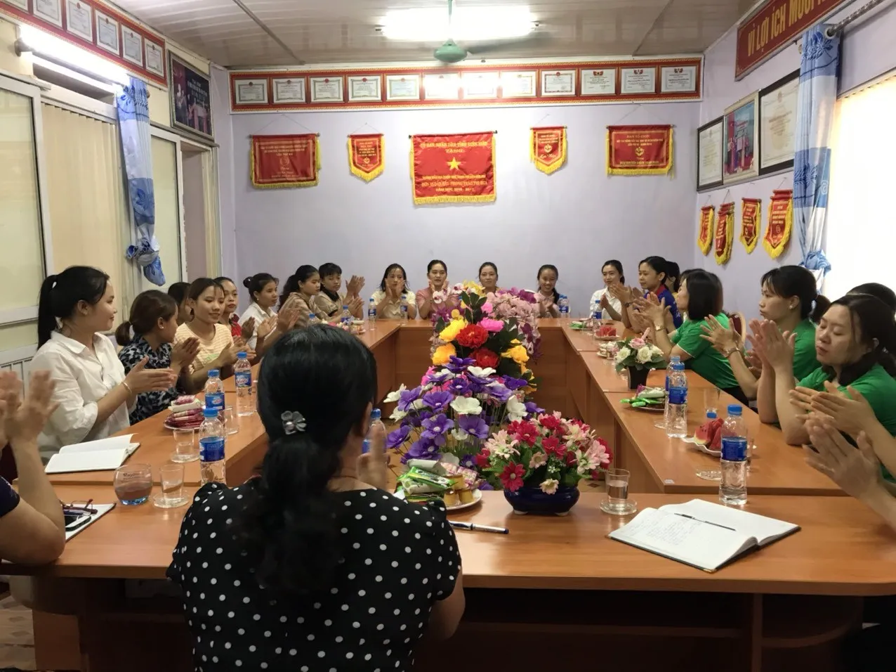 Tập thể cán bộ giáo viên trường mầm non Thanh Bình trong buổi lễ cuối năm