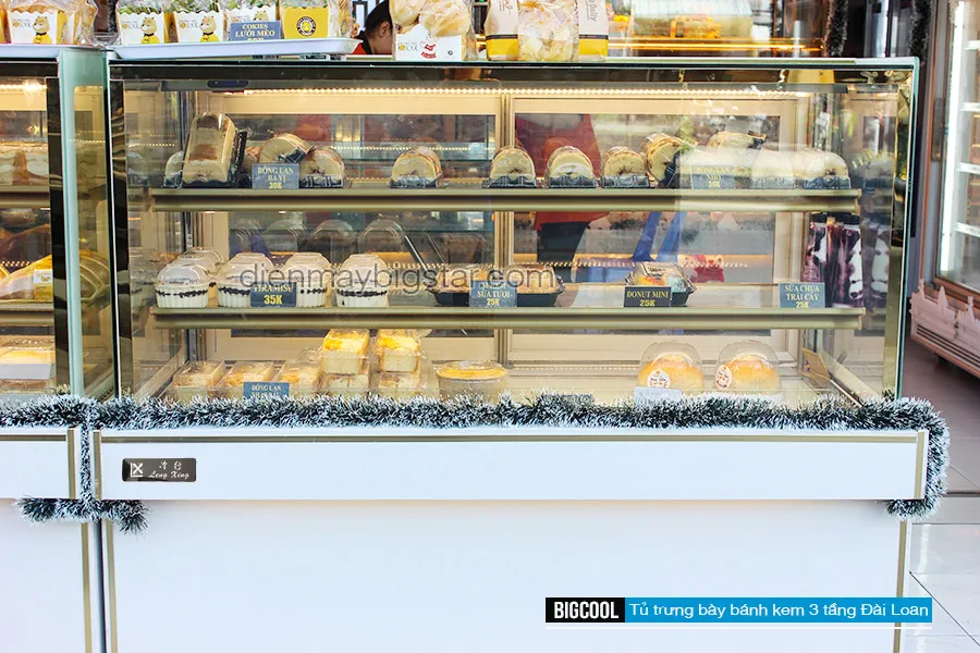 Không gian trưng bày bánh rộng rãi với thiết kế 3 tầng khoa học