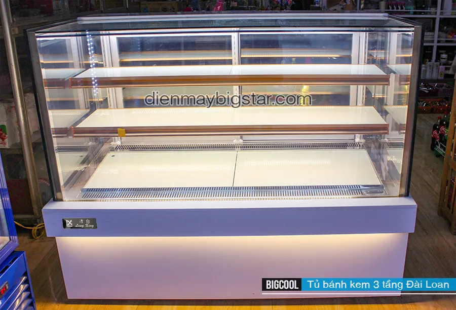 Thiết kế kính vuông tinh tế tăng vẻ hiện đại cho không gian tiệm