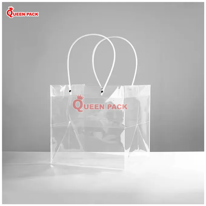 Túi nhựa trong suốt quai vuông bảo vệ giỏ gỗ đựng quà tết cao cấp.