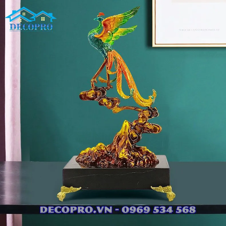 Tượng mô phỏng chim phượng hoàng đang dang cánh bay lên đặt trên đôn gỗ trang nhã