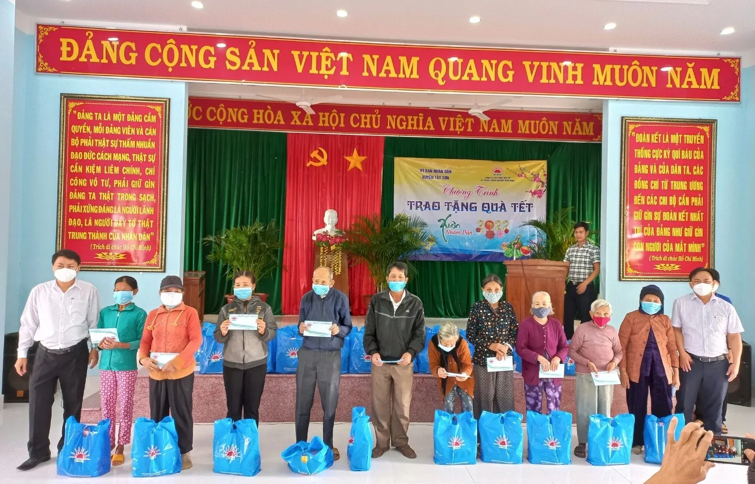 Đại biểu trao quà thiết thực cho bà con nông dân có hoàn cảnh khó khăn