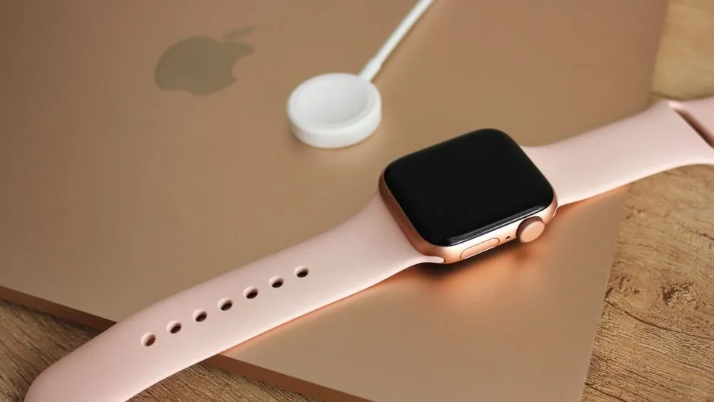 Đồng hồ thông minh Apple Watch hiện đại trên tay nữ giới