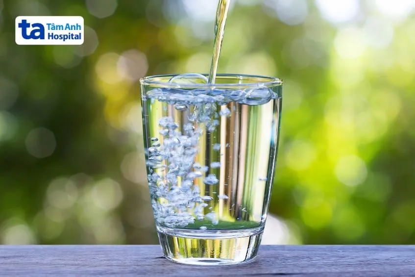 uống nhiều nước để duy trì lượng sữa dồi dào