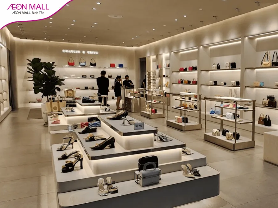 Không chỉ các thương hiệu lớn, các trung tâm thương mại còn có những cửa hàng với nhiều món phụ kiện màu sắc, đáng yêu