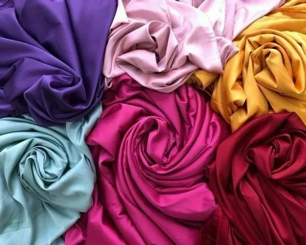 Lựa chọn vải may cao cấp làm quà biếu bố mẹ tinh tế