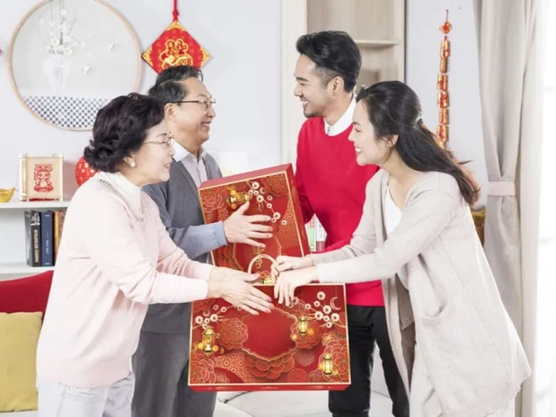 Con rể biếu quà Tết thể hiện sự kính trọng và hiếu nghĩa với bố mẹ vợ