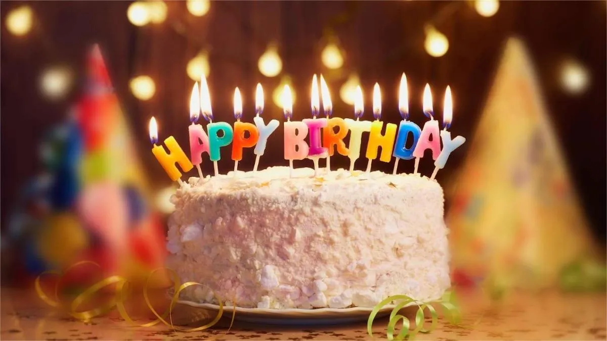 Cách chọn bề mặt bánh kem phẳng mịn giúp việc viết tên lên bánh sinh nhật tặng người yêu đẹp hơn.