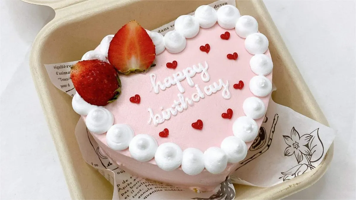 Thông điệp yêu thương được cá nhân hóa qua từng nét chữ nghệ thuật trên bánh sinh nhật.