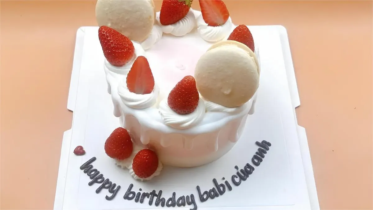 Dòng chữ viết tay mềm mại trên nền bánh kem bơ dành riêng cho phái đẹp.