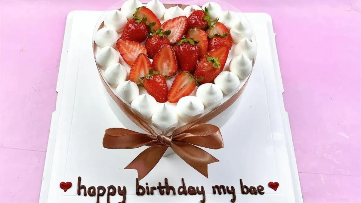 Phong cách viết chữ tiếng Anh hiện đại giúp chiếc bánh sinh nhật trở nên sang trọng hơn.