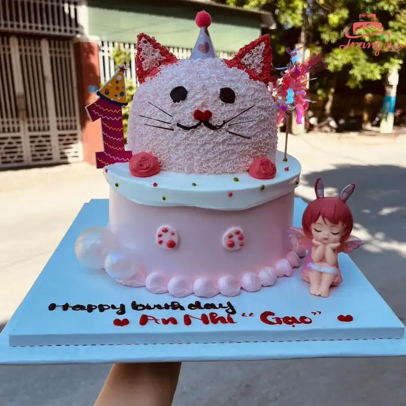 Bánh gato con mèo trắng tinh khôi
