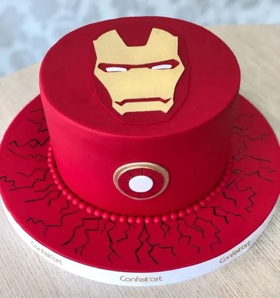 Bánh sinh nhật màu đỏ vẽ hình gấu dễ thương cho trẻ em