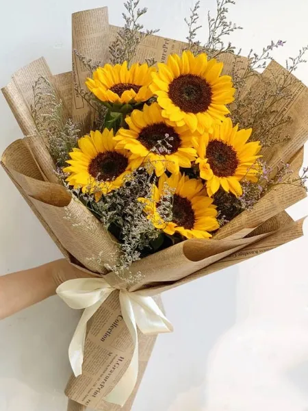 Bó hoa hướng dương rạng rỡ tặng anh trai mừng tuổi mới thành công