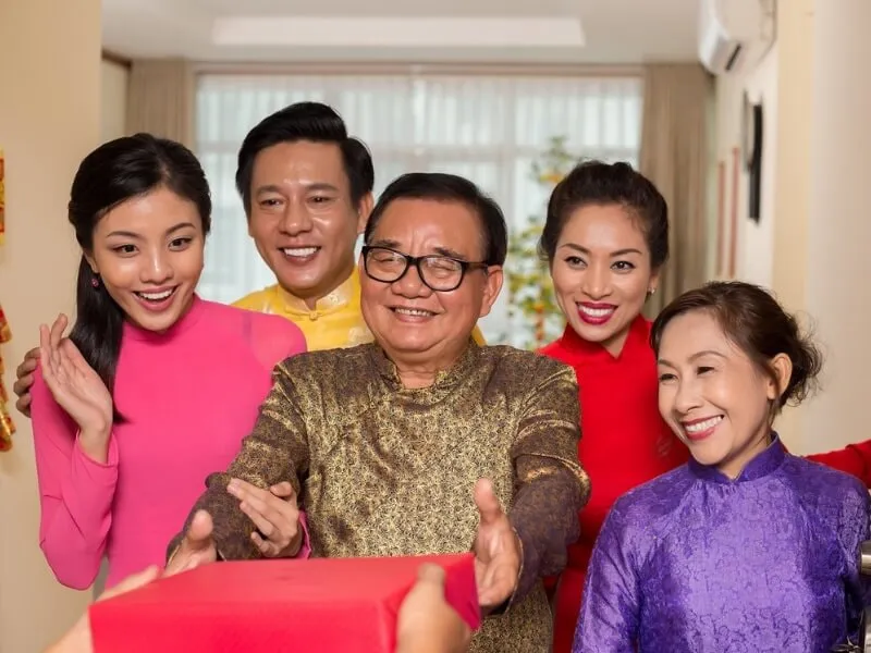 Ý nghĩa văn hóa biếu quà Tết cho sui gia năm 2026