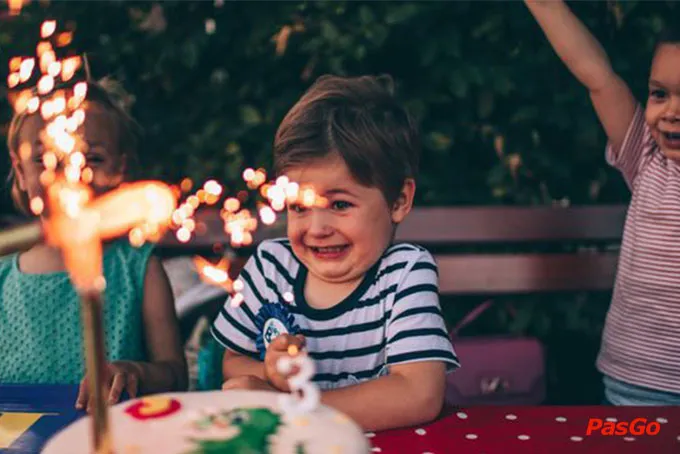 Khoảnh khắc thổi nến mang đậm ý nghĩa ngày sinh nhật về niềm hy vọng