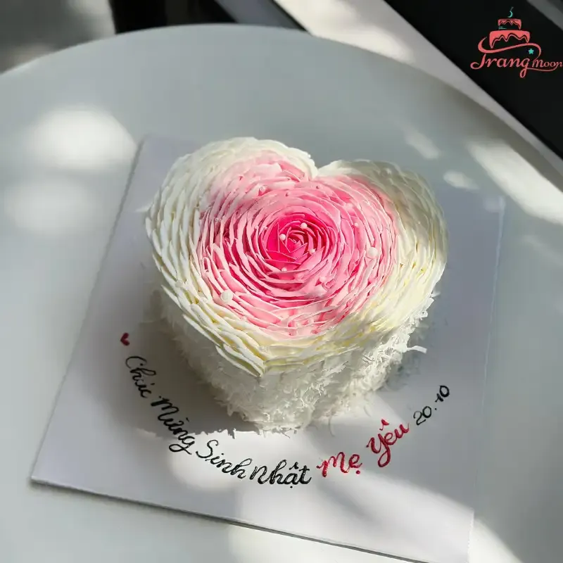 Thiết kế bánh hình trái tim hoa hồng đỏ rực rỡ