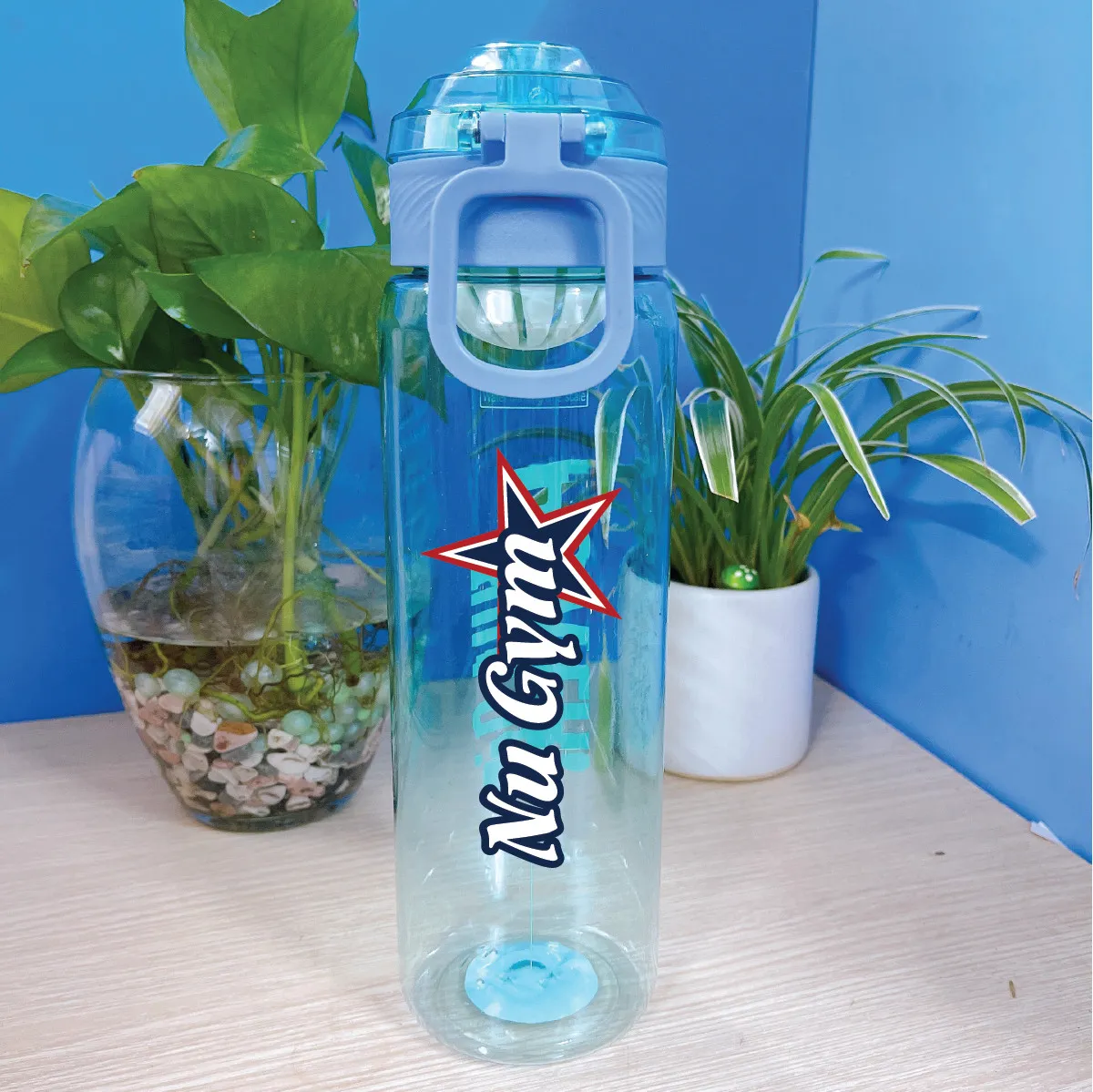 Mẫu bình nước nhựa quà tặng dung tích lớn với thiết kế hiện đại, phù hợp cho dân thể thao năm 2026.