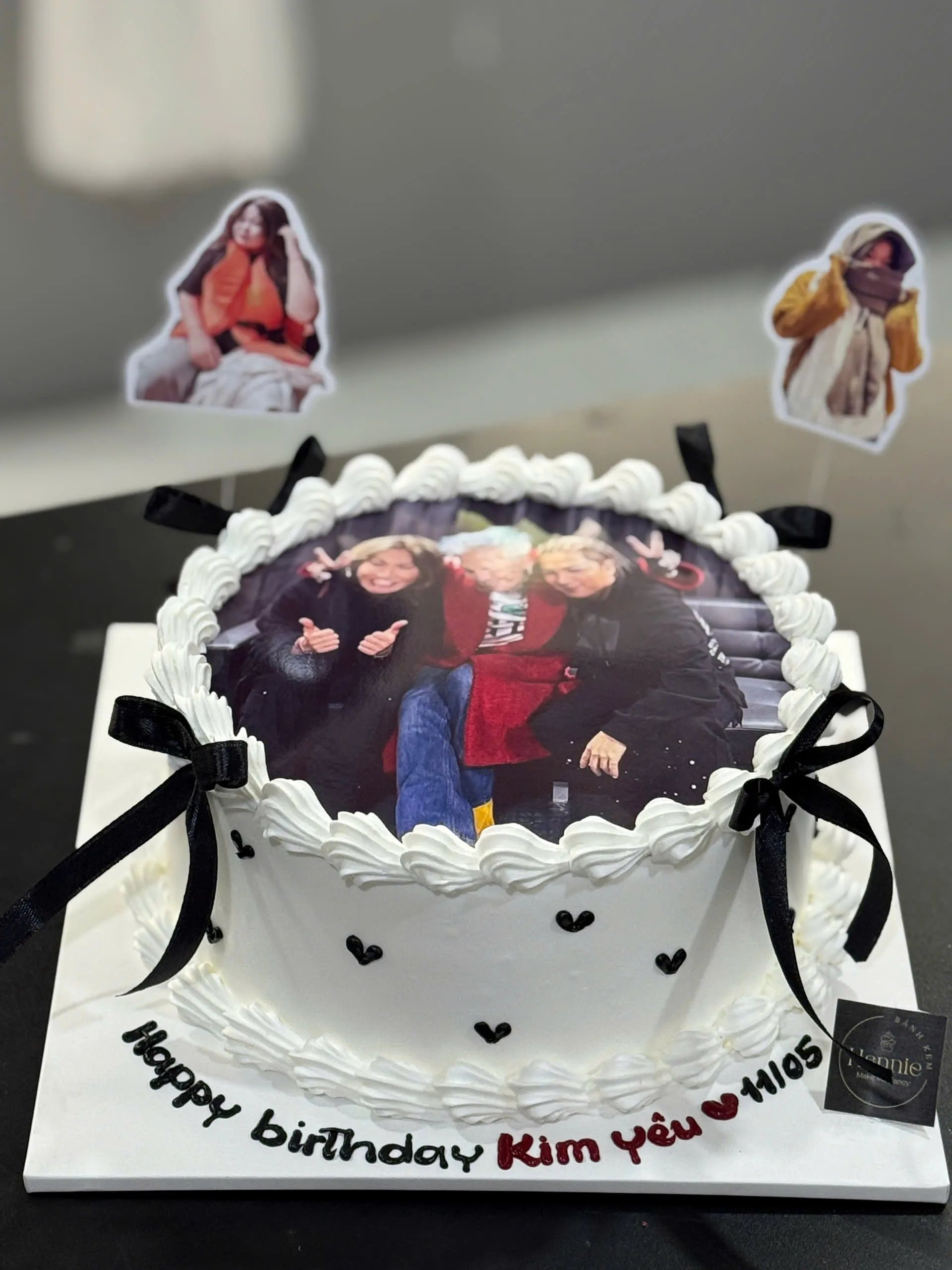 Bánh kem in hình gia đình với họa tiết hoa tươi trang trí xung quanh