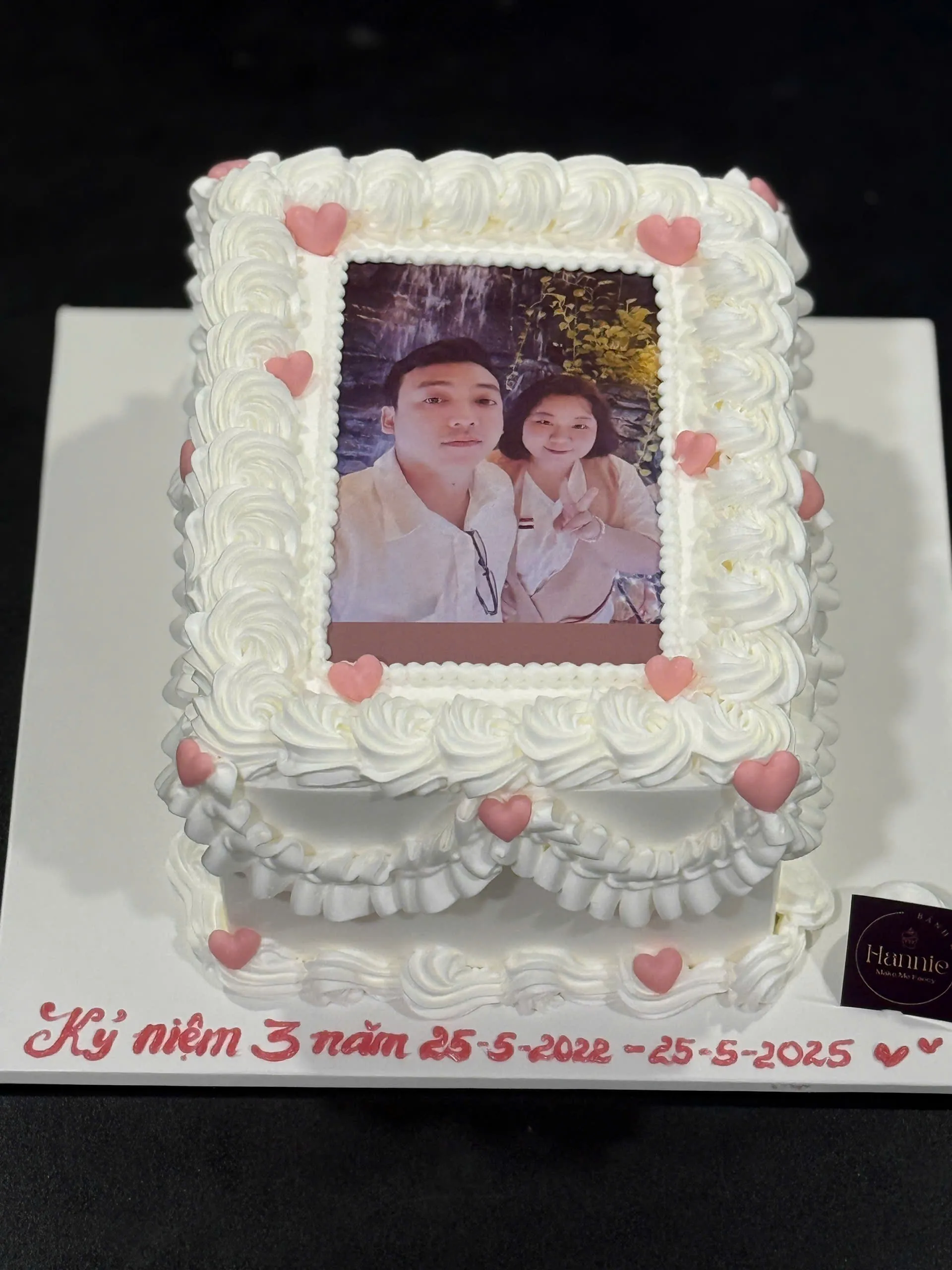Bánh kem in ảnh cưới với viền hoa hồng đỏ tươi
