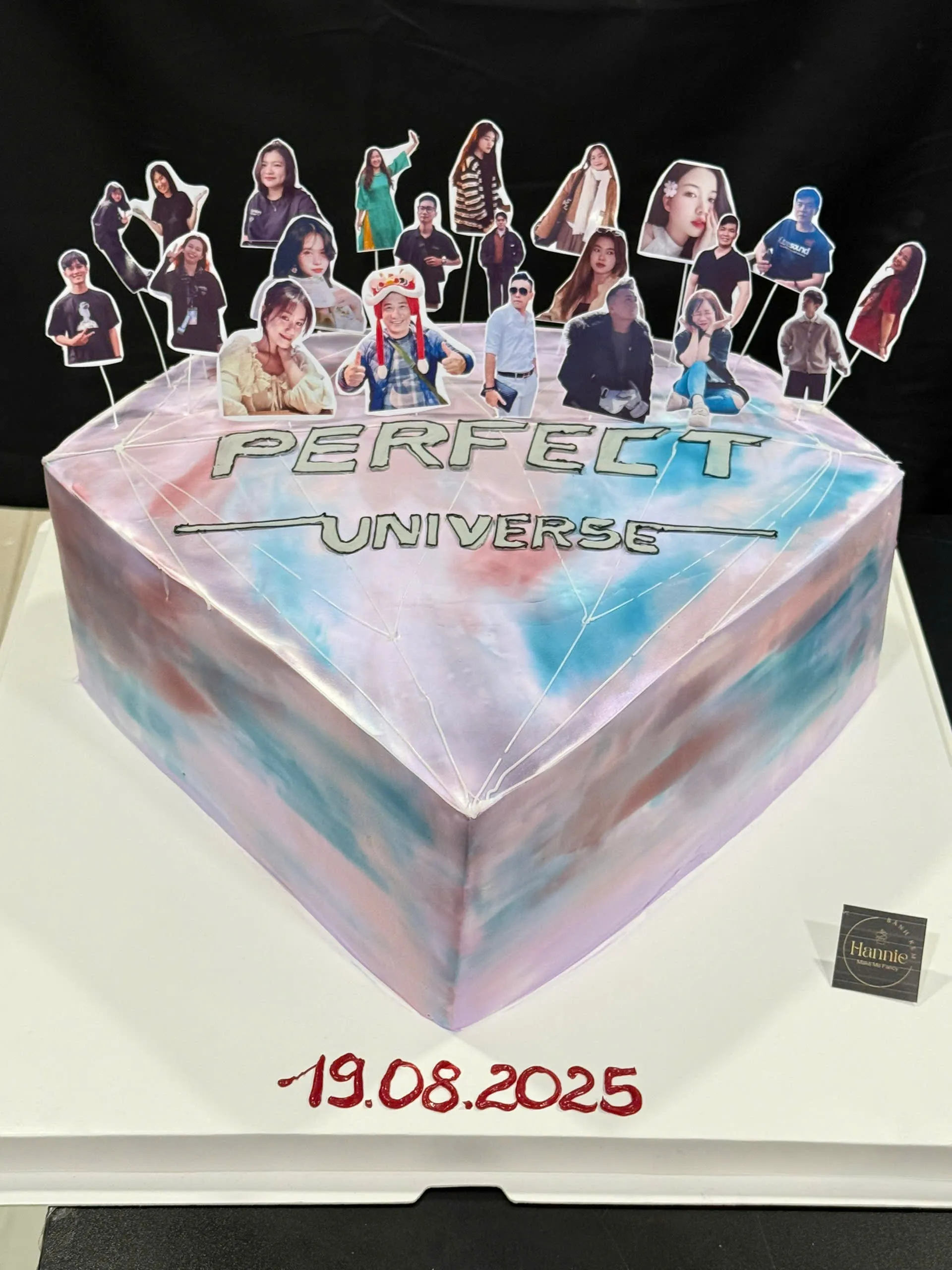 Bánh kem in logo công ty với thiết kế tối giản