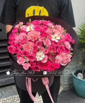 Bó hoa phối trộn sắc đỏ và trắng đối lập