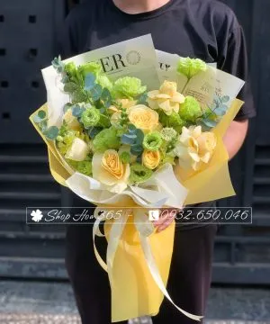 Bó hoa tulip vàng rực sáng một góc văn phòng