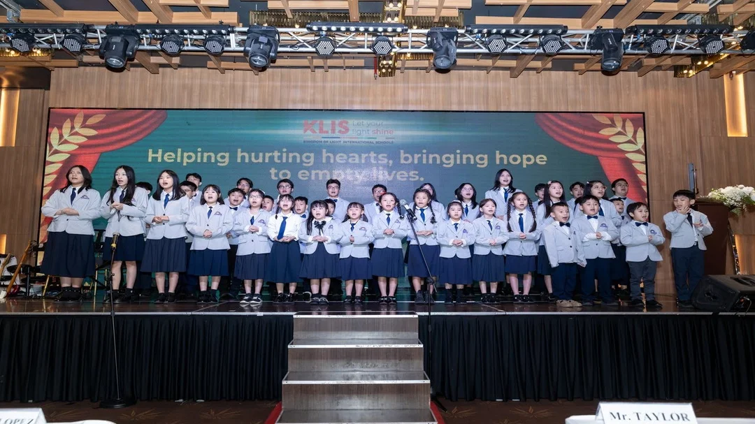 Không khí lễ tổng kết năm học trên YouTube