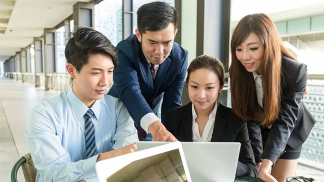 không khí phát biểu lời chúc công ty cuối năm trong sự kiện tất niên