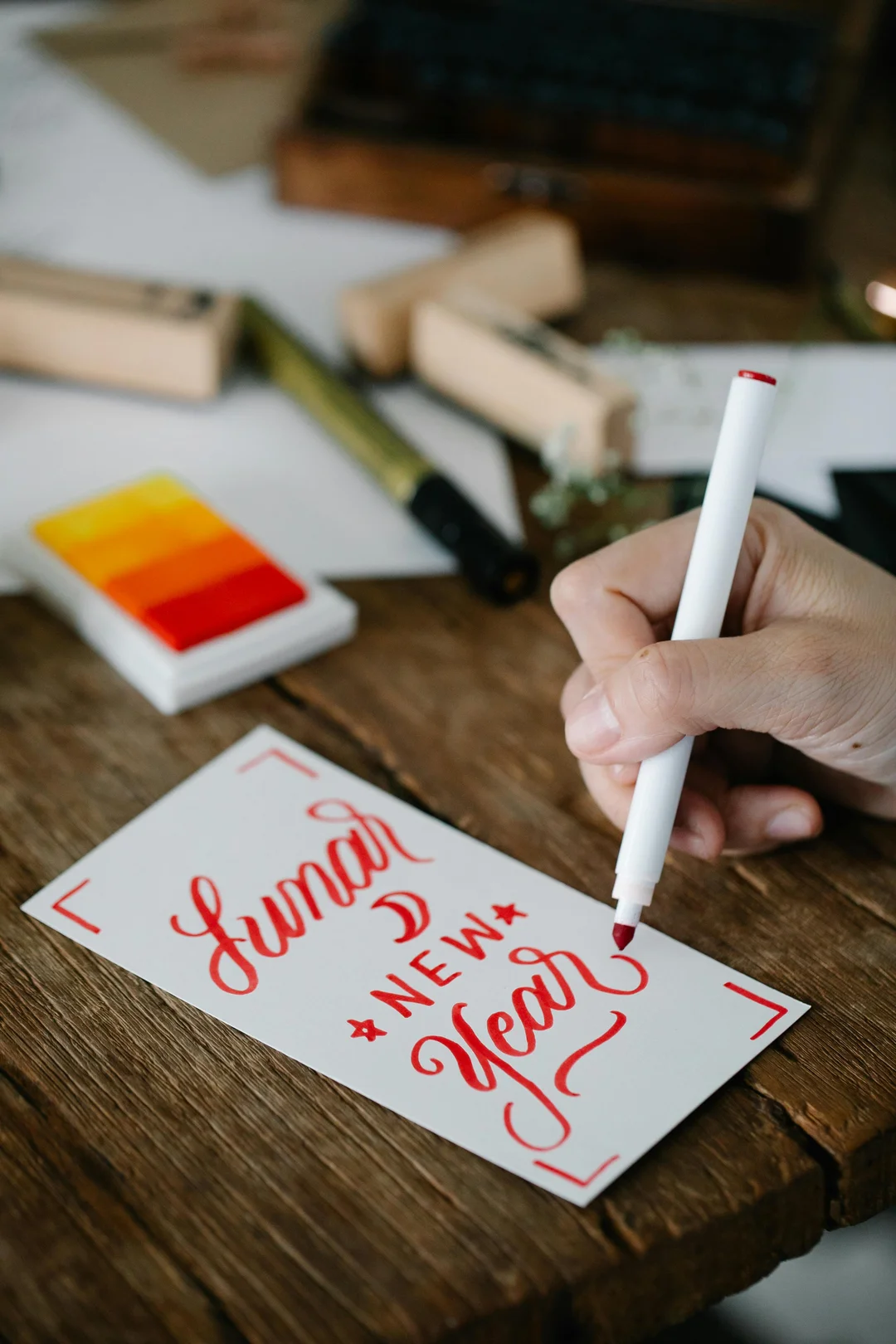 những lời chúc năm mới bằng tiếng anh trên thiệp đỏ viết tay gần hoàn chỉnh