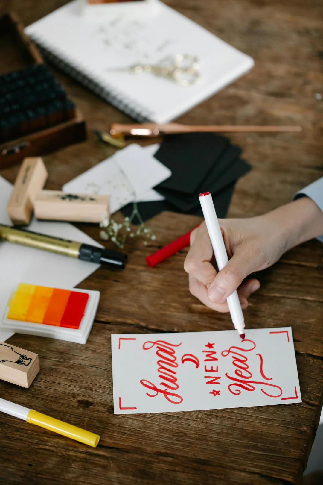 những lời chúc năm mới bằng tiếng anh viết tay trên thiệp đỏ